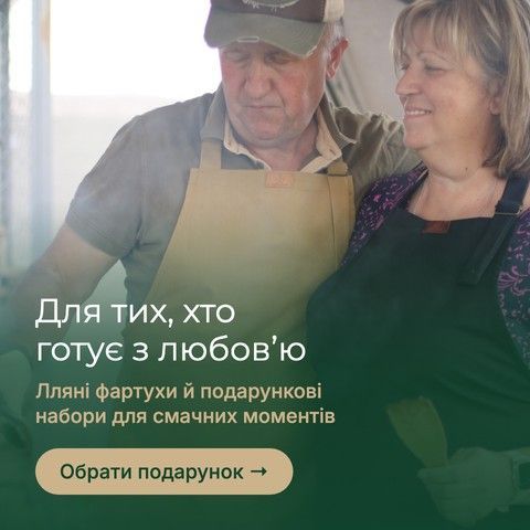 Пара готує в лляних фартухах Green Apron